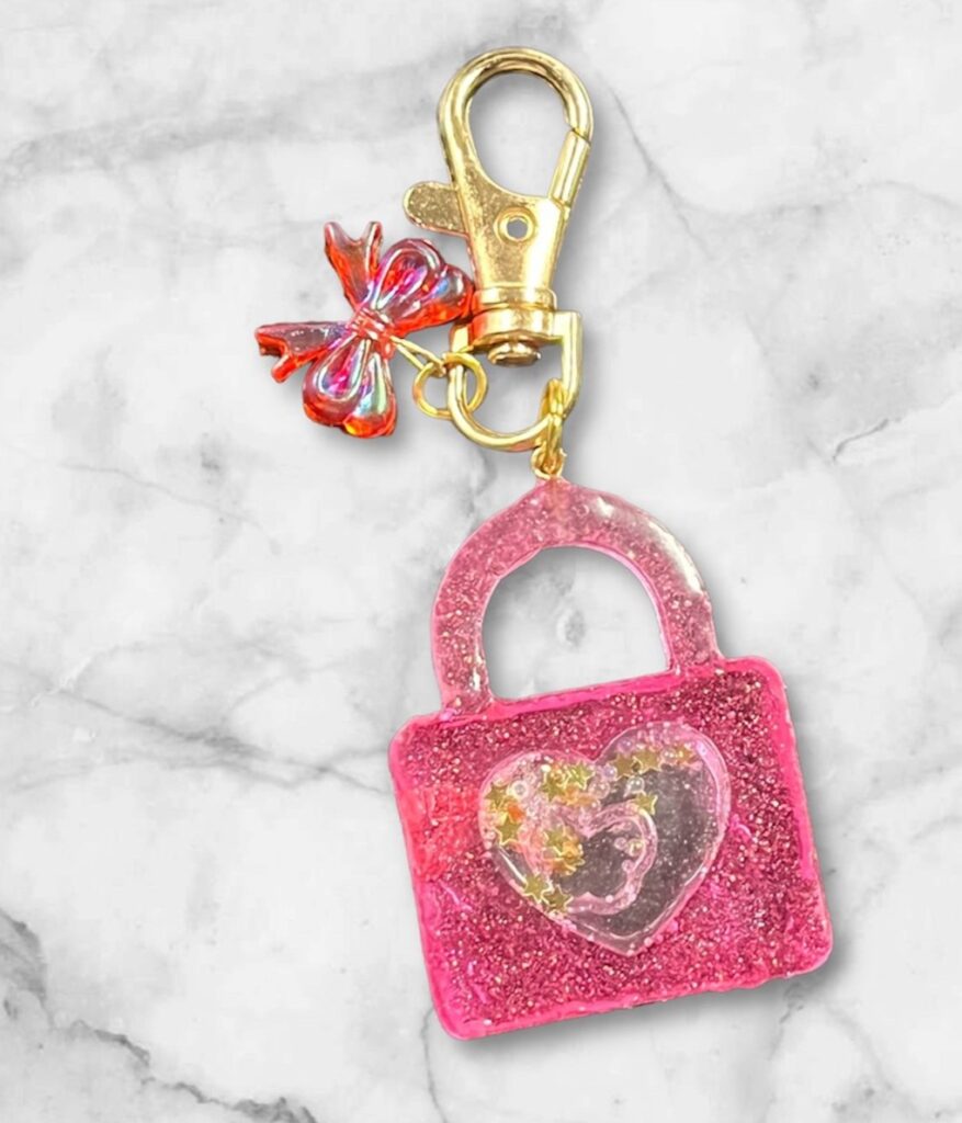 キーホルダー 羨ましかっ ハンドメイド リボン 可愛い ダイヤ型 レジン 